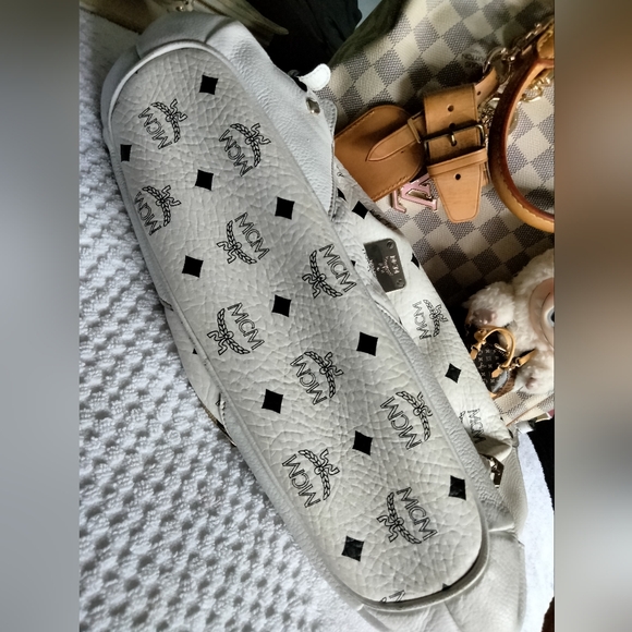 💯 Authentic MCM White Shoulder Bag with Monogram Pattern - Picture 4 of 10